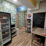 Tiki Taka & Pub 호스텔 *